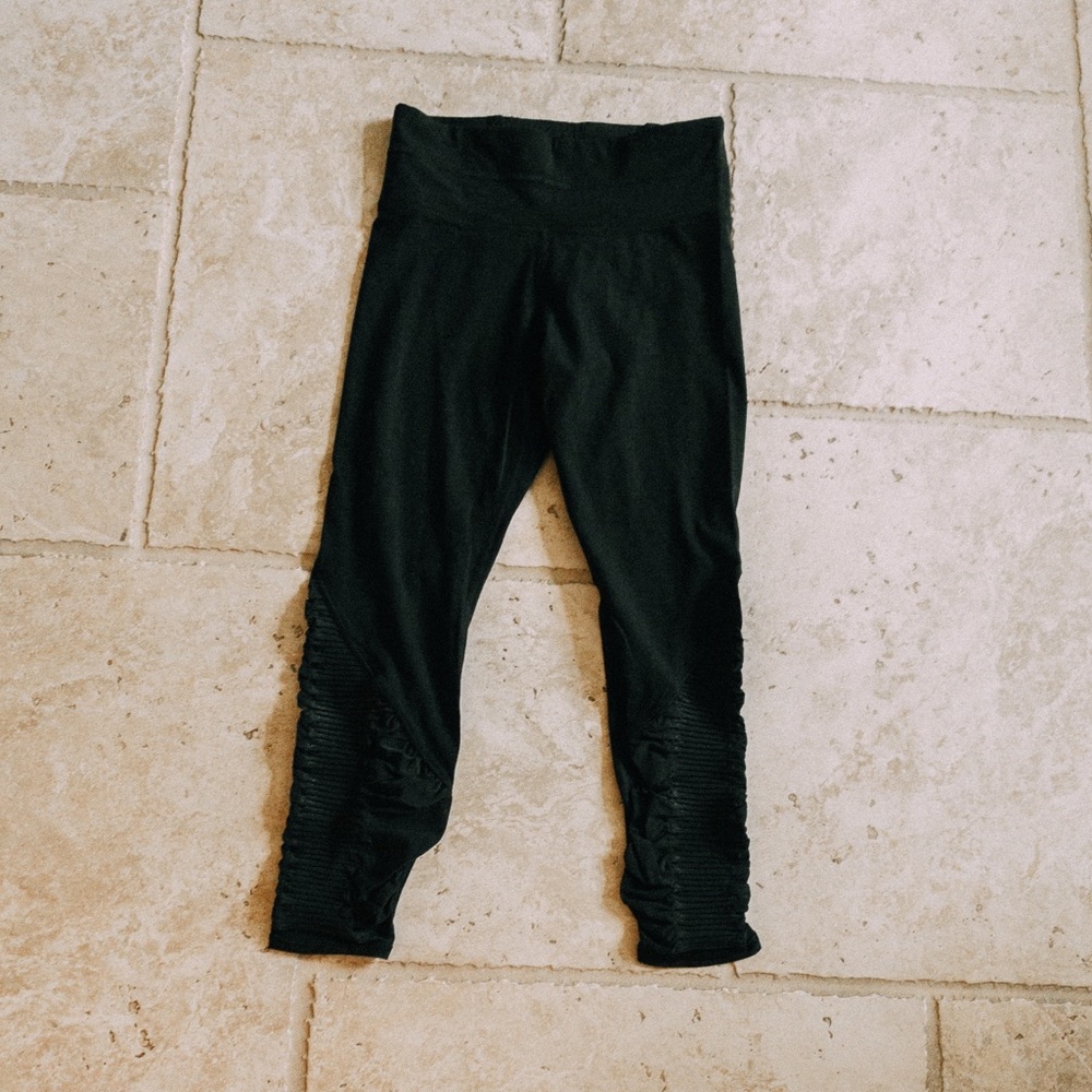 athleta⭐️— cropped leggings with details on side!!